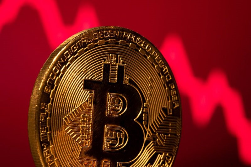 Bitcoin cai para $63.6 mil em meio a entradas significativas de ETF e valorização do dólar.