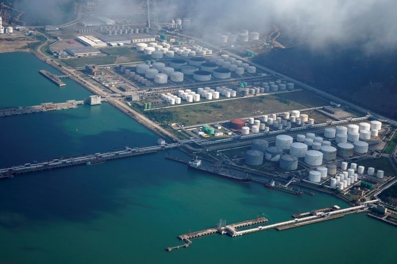 A Arábia Saudita está considerando reduzir os preços do petróleo para os países asiáticos pelo segundo mês consecutivo em agosto.