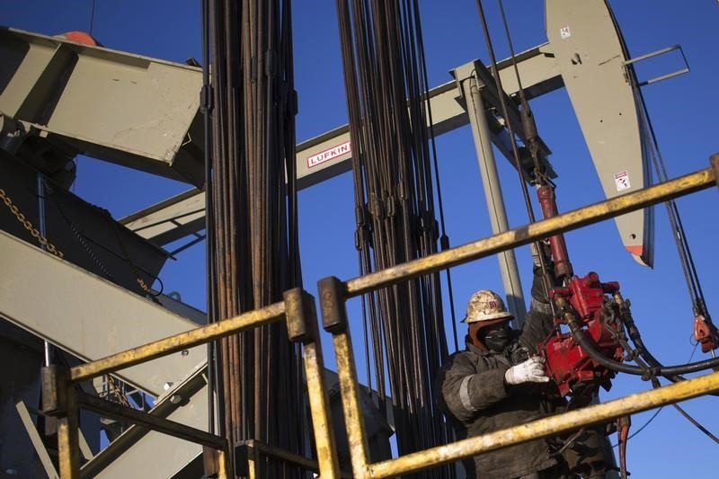 Os preços do petróleo subiram até 2% em dois meses devido à expectativa de aumento na demanda durante o verão e preocupações com o fornecimento.