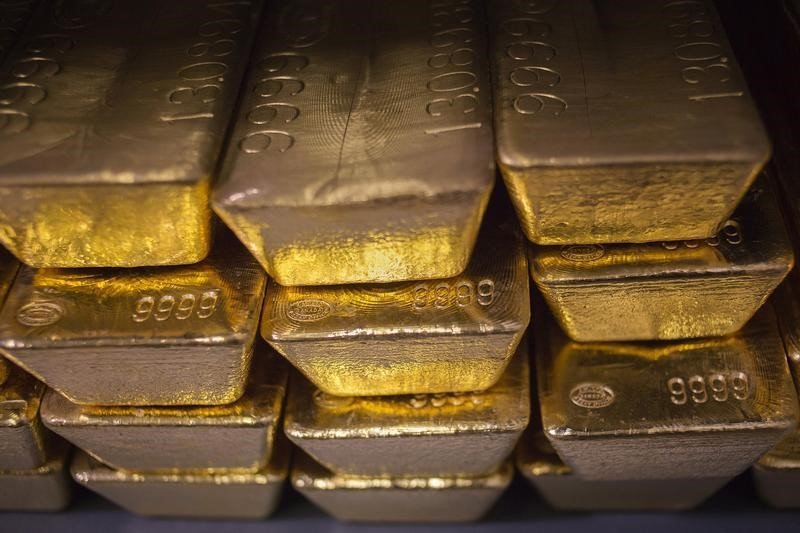 Os preços do ouro caem à medida que o dólar se estabiliza, com atenção voltada para a inflação.