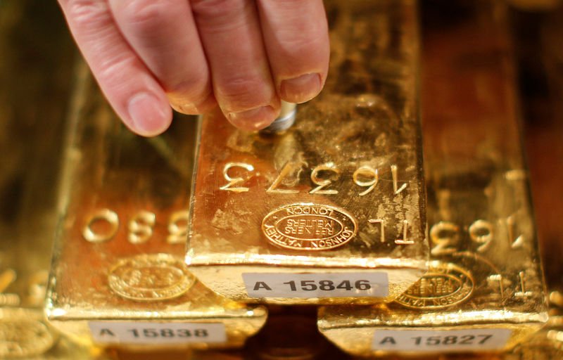 Os valores do ouro sobem acima de $2,400 devido ao foco do Fed e das tensões no Oriente Médio.