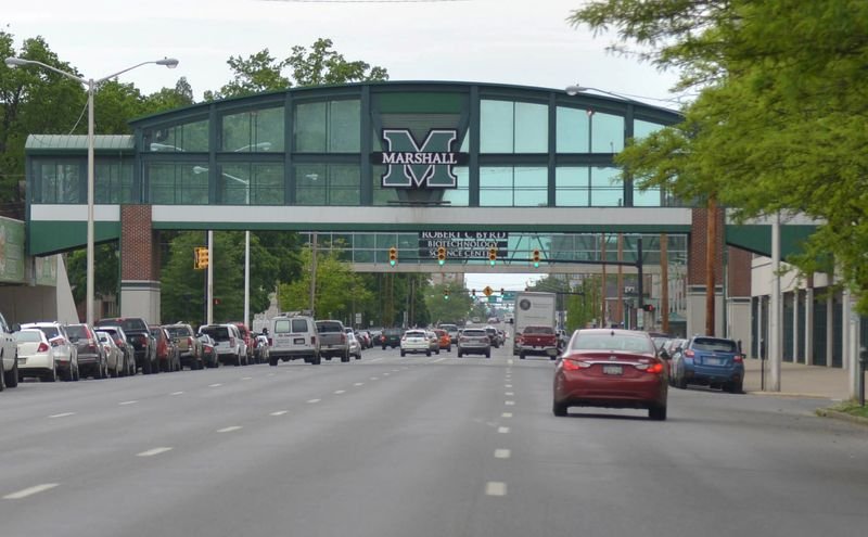 © Reuters. FILE PHOTO: Cars accelerate down Third Avenue beside Marshall University