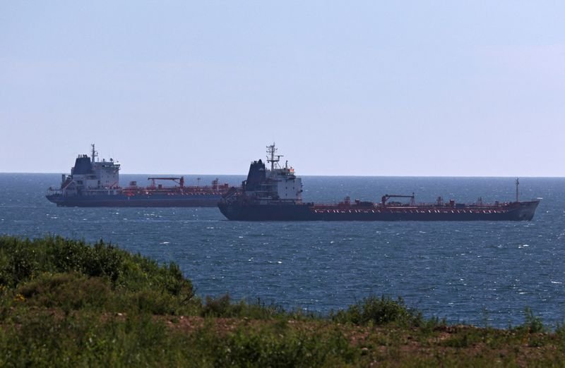 © Reuters. File photo: Oil tankers sail along Nakhodka Bay near the port city of Nakhodka, Russia August 12, 2022. REUTERS/Tatiana Meel/File photo