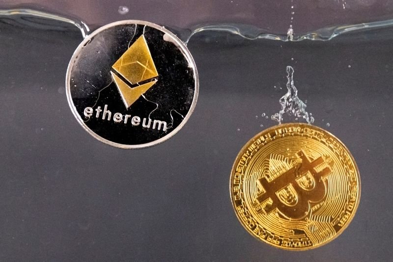 © Reuters. FILE PHOTO: Tokens representing cryptocurrencies bitcoin and ether plunge into water in this illustration taken May 17, 2022. REUTERS/Dado Ruvic/File Photo