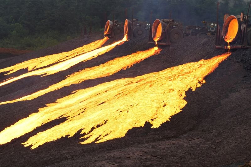 © Reuters. Hot slag flows from trucks to the dumping site at the nickel processing plant operated by PT Vale Indonesia in Sorowako, South Sulawesi province, Indonesia July 28, 2023, in this photo taken by Antara Foto. Antara Foto/Jojon/via REUTERS/File Photo