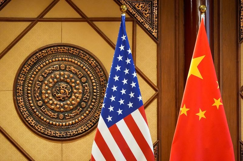 © Reuters. FILE PHOTO: Flags of the U.S. and China sit in a room where U.S. Secretary of State Antony Blinken meets with China