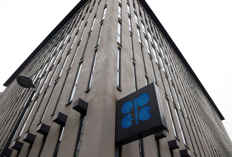 © Reuters. FILE PHOTO: A view of the logo of the Organization of the Petroleum Exporting Countries (OPEC) outside their headquarters in Vienna, Austria, November 30, 2023. REUTERS/Leonhard Foeger/File Photo