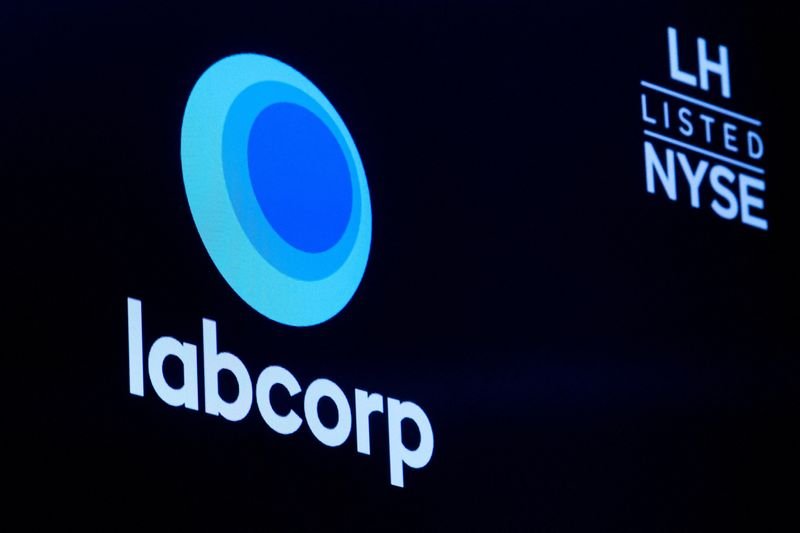 © Reuters. FILE PHOTO: The logo for Labcorp, Laboratory Corporation of America, a life sciences company is displayed on a screen on the floor of the New York Stock Exchange (NYSE) in New York City, U.S., June 22, 2023.  REUTERS/Brendan McDermid/File Photo