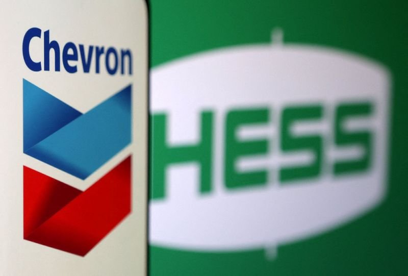 © Reuters. Chevron and Hess logos are seen in this illustration taken, October 23, 2023. REUTERS/Dado Ruvic/Illustration