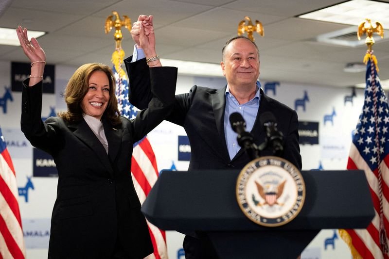 © Reuters. FILE PHOTO: U.S. Vice President Kamala Harris and second gentleman Douglas Emhoff gesture at Kamala