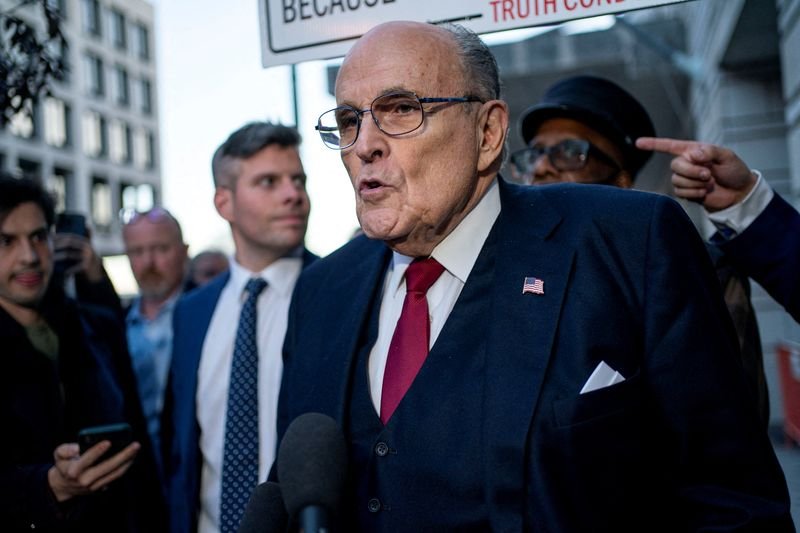 © Reuters. FILE PHOTO: Former New York Mayor Rudy Giuliani departs the U.S. District Courthouse after he was ordered to pay $148 million in his defamation case in Washington, U.S., December 15, 2023. REUTERS/Bonnie Cash/File Photo