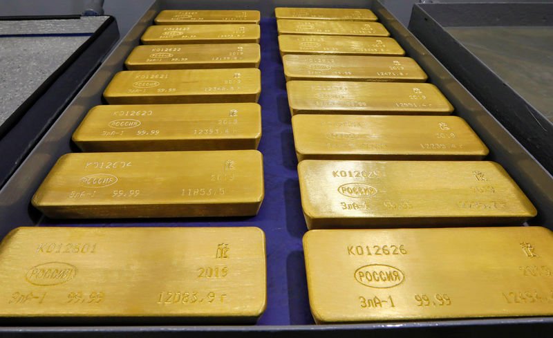 Os valores do ouro estão subindo, chegando perto de $2,400, devido ao foco no Federal Reserve e possíveis cortes nas taxas.
