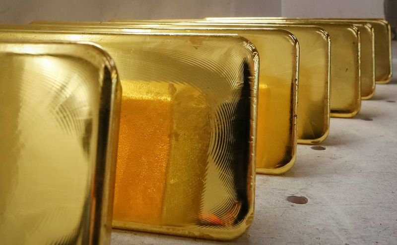 Os preços do ouro continuam a permanecer em níveis recordes devido às discussões do Fed sobre cortes nas taxas.