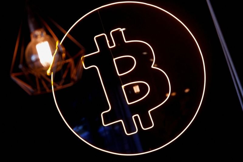 Ações criptográficas caem significativamente devido à queda do Bitcoin.