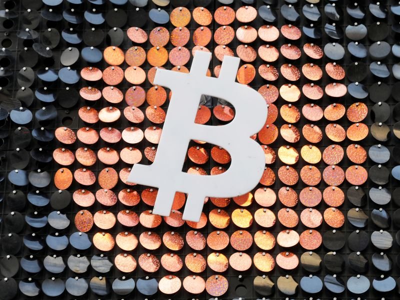 O valor atual do Bitcoin está próximo de patamares significativos, por volta de $65 mil, nas negociações de hoje.