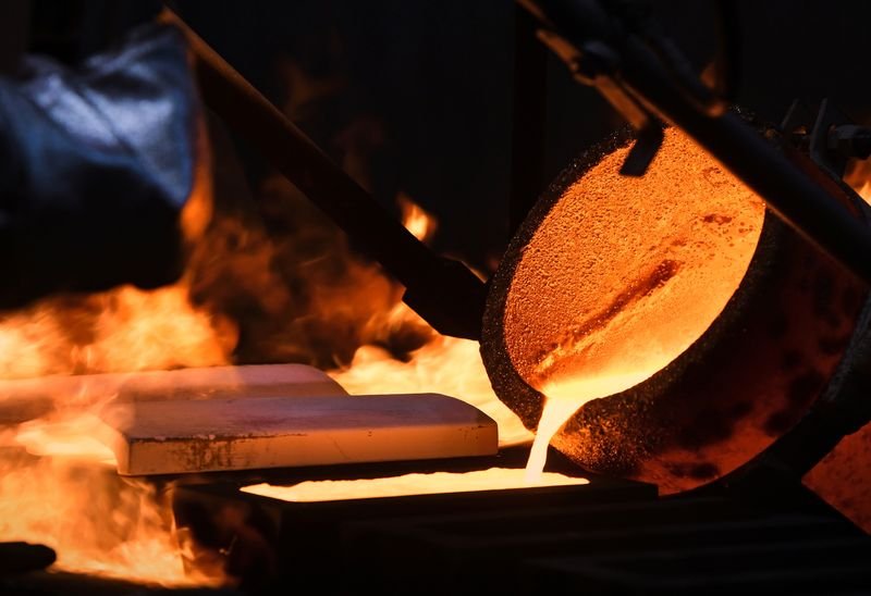 Os preços do ouro estão em queda devido à influência de Powell, com destaque para os dados de folha de pagamento; o cobre também apresenta fraqueza.