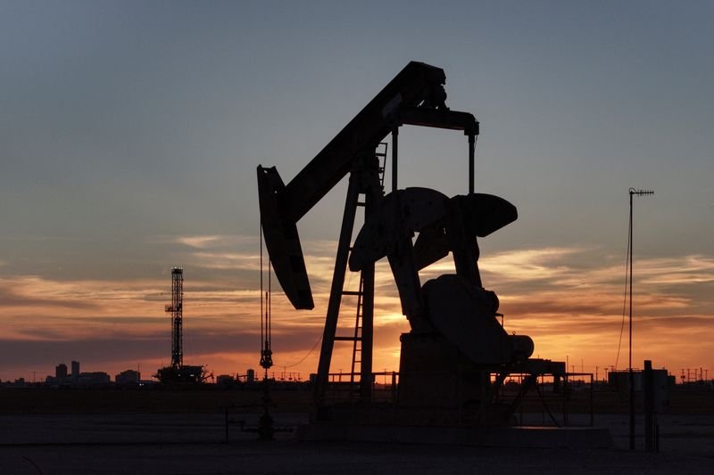 Oil Prices Hold Gains as US-Iran Peace Hopes Falter