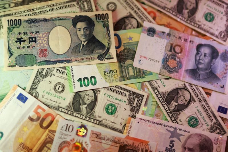 Dollar Rises as Markets Brace for Critical US Inflation Data